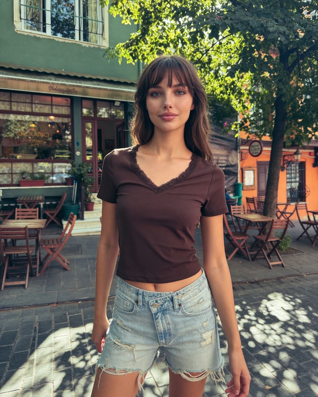 V Yaka Dantelli T-Shirt – t-shirt ürün görünümü 1